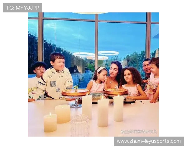 C罗携全家度假照片引爆热搜,c罗一家 C罗携全家度假照片引爆热搜,c罗一家